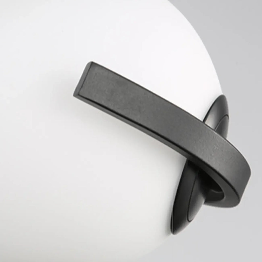 Suspension design blanche boule avec structure métallique linéaire pour chevet