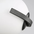 Suspension design blanche boule avec structure métallique linéaire pour chevet