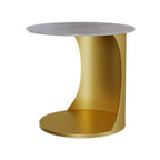 Table d'appoint classique en marbre blanc en forme de C avec piètement en métal doré