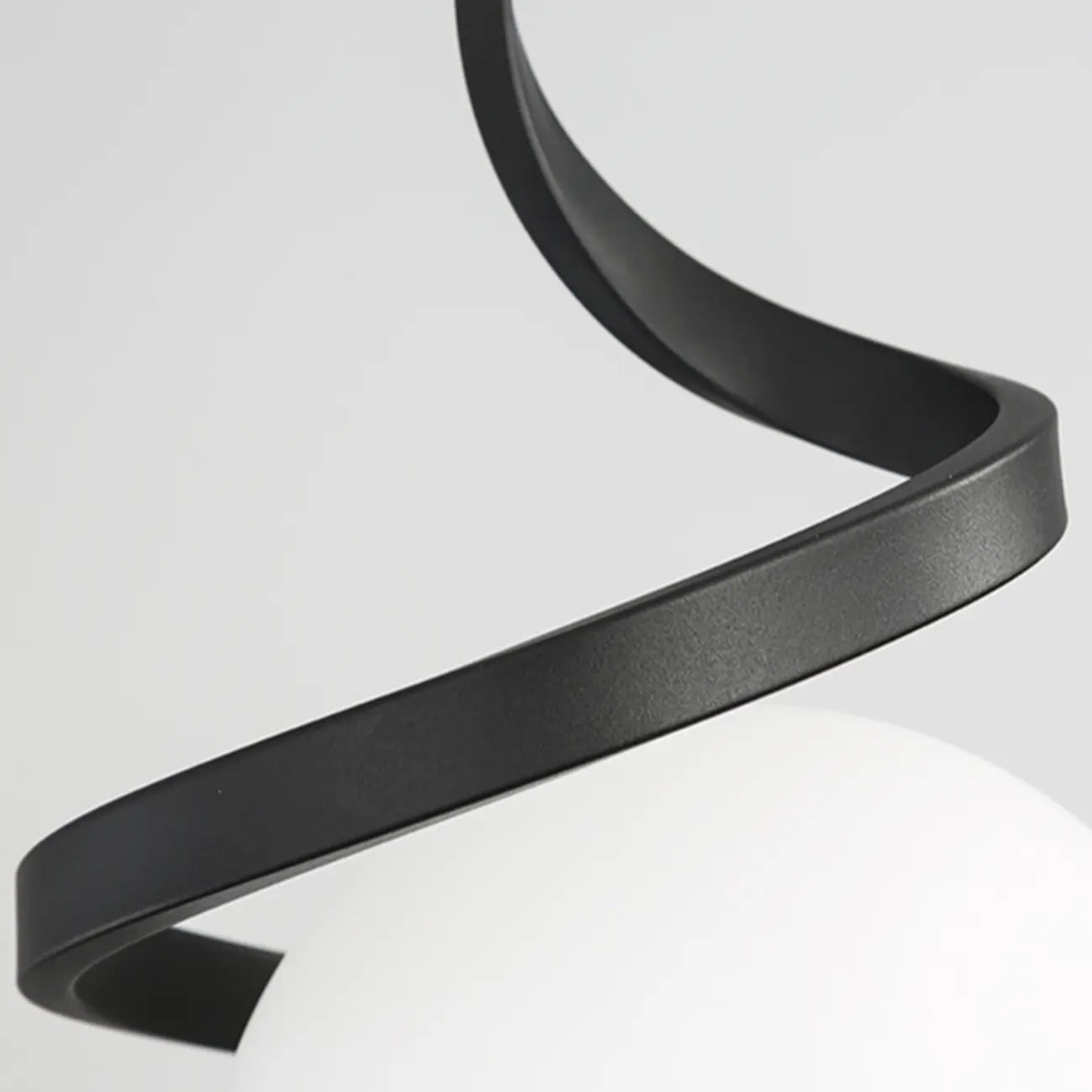 Suspension design blanche boule avec structure métallique linéaire pour chevet