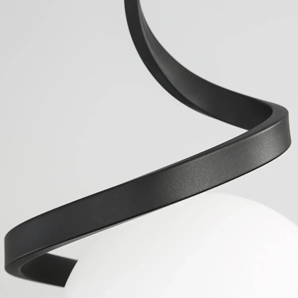 Suspension design blanche boule avec structure métallique linéaire pour chevet