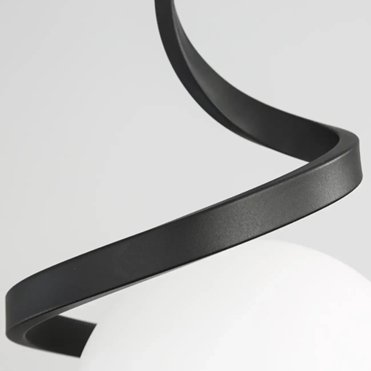 Suspension design blanche boule avec structure métallique linéaire pour chevet