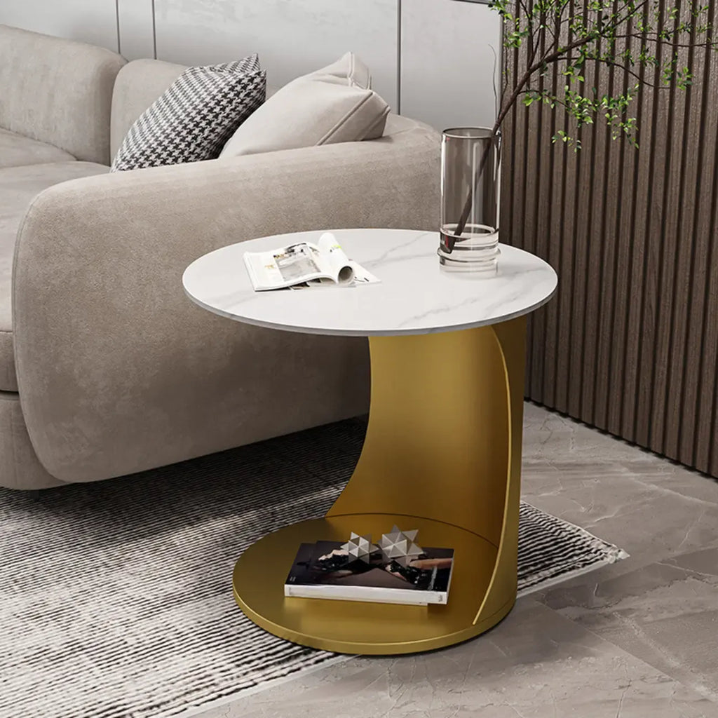 Table d'appoint classique en marbre blanc en forme de C avec piètement en métal doré