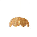 Suspension LED florale artisanale design avec pétales en rotin