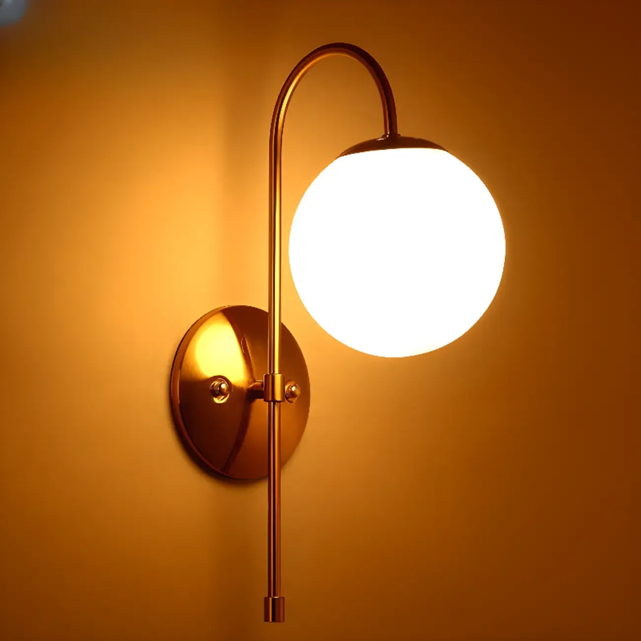 Lampe de coiffeuse médiévale en forme de globe doré avec abat-jour en verre