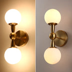 Lampe de coiffeuse médiévale en forme de globe doré avec abat-jour en verre