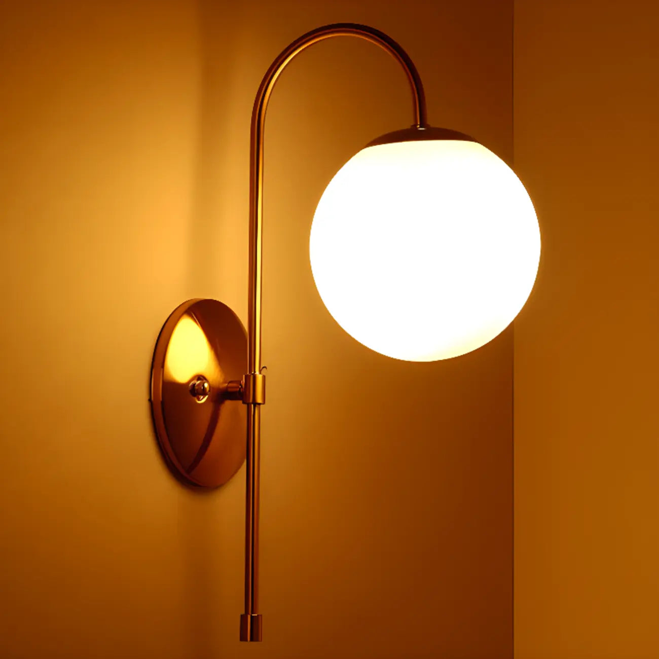 Lampe de coiffeuse médiévale en forme de globe doré avec abat-jour en verre