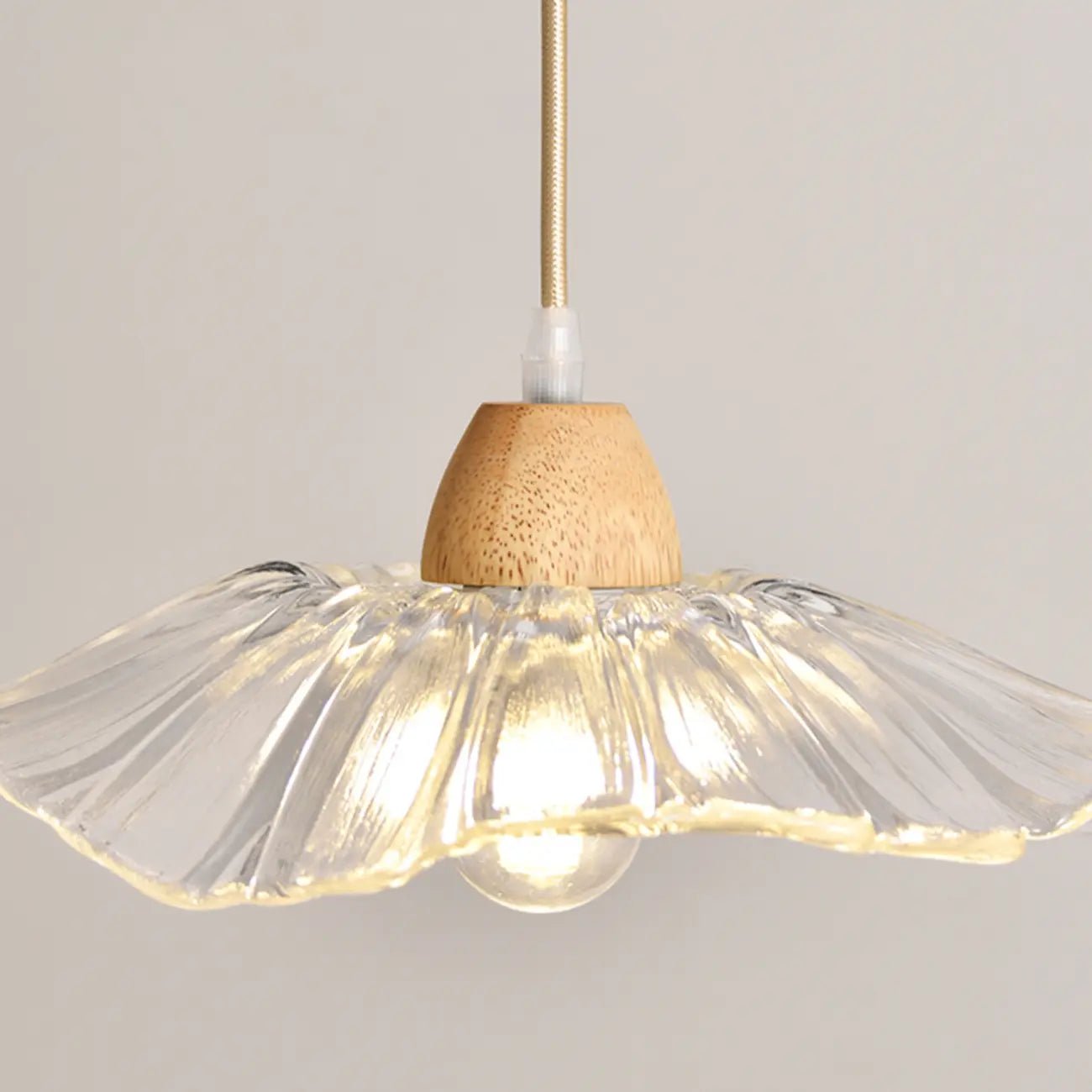 Suspension florale élégante en verre transparent à 3 lumières