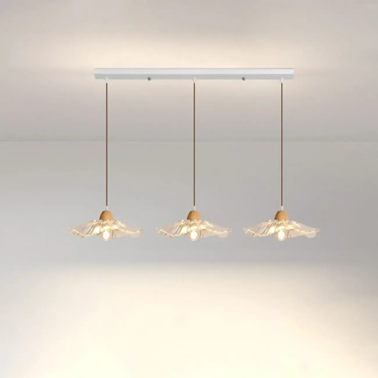 Suspension florale élégante en verre transparent à 3 lumières