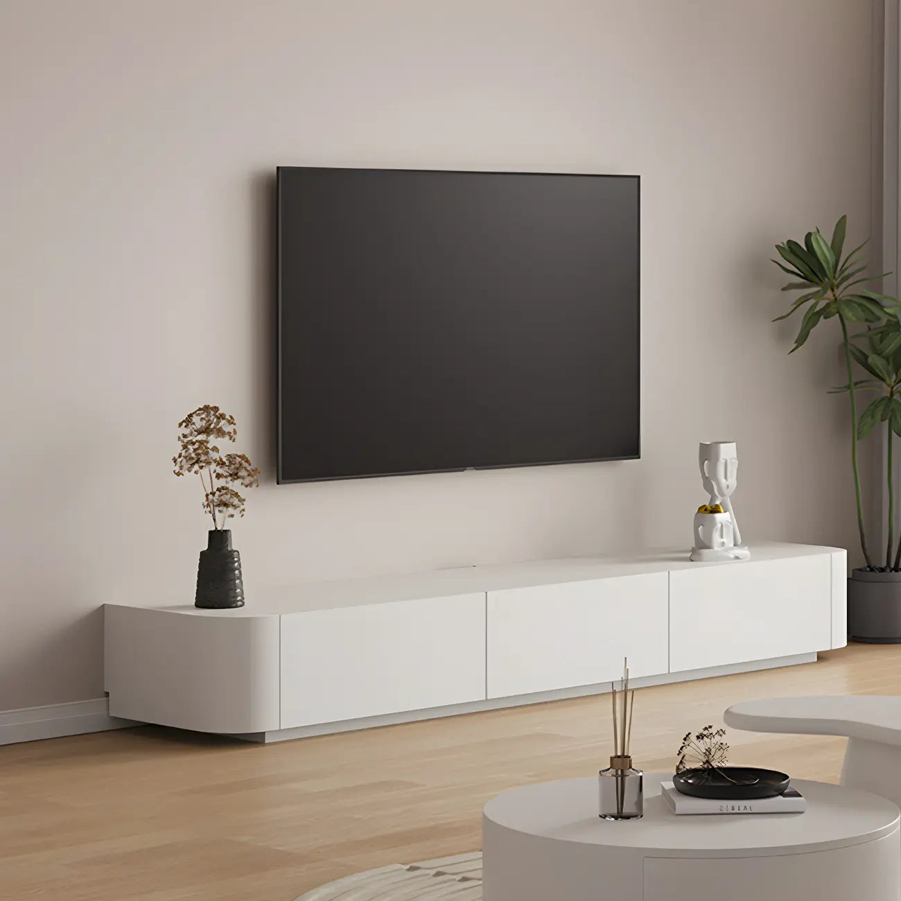 Meuble TV minimaliste en bois blanc avec gestion des câbles optimisée