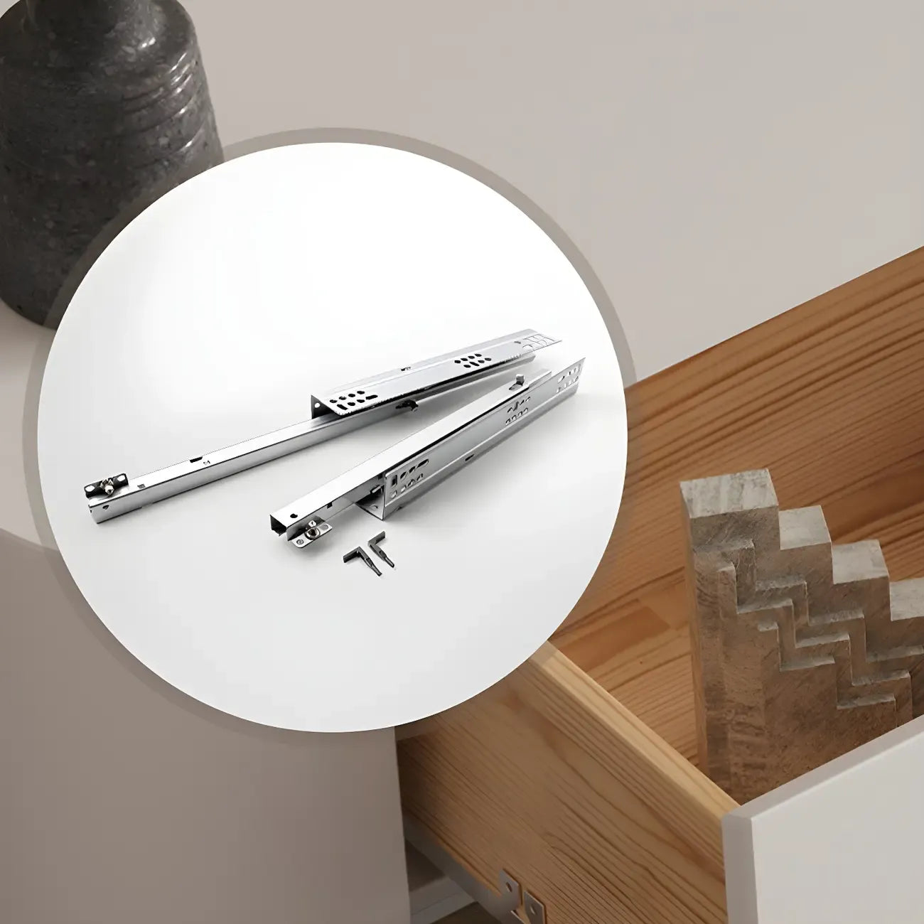 Meuble TV minimaliste en bois blanc avec gestion des câbles optimisée