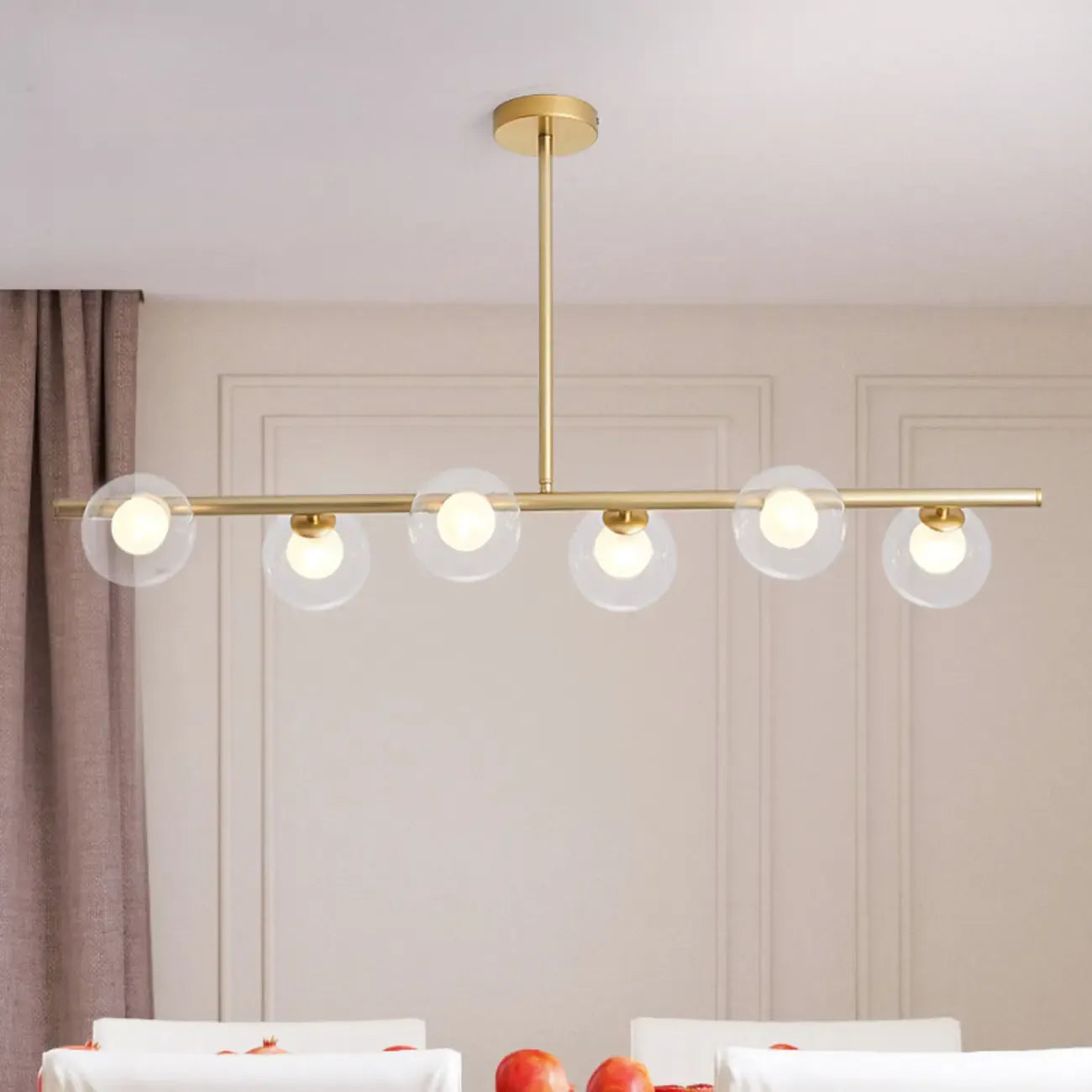 Applique murale linéaire dorée pour îlot central, avec 6 abat-jour en verre transparent.