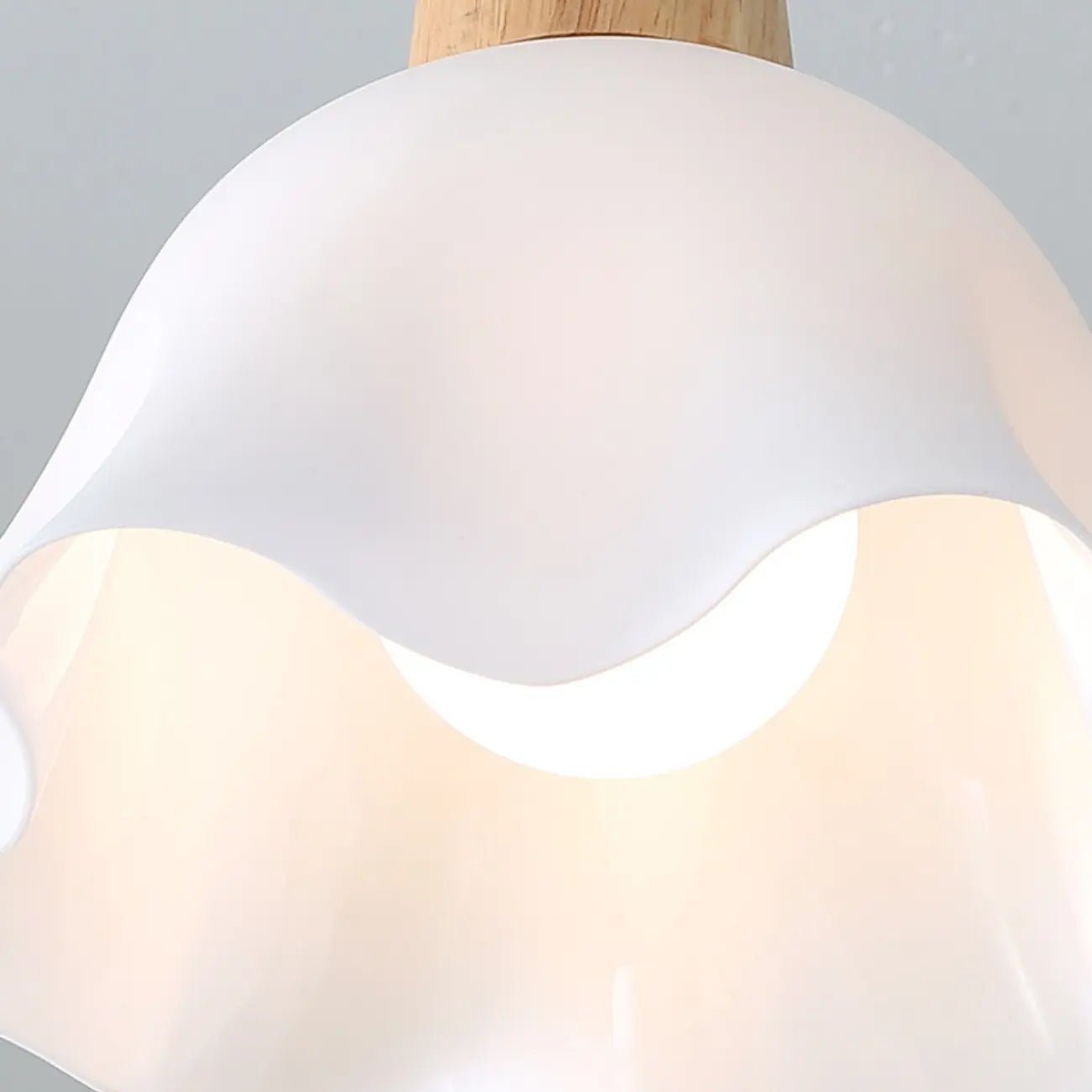 Plafoniera elegante a 3 luci in legno con paralume a fiori in acrilico