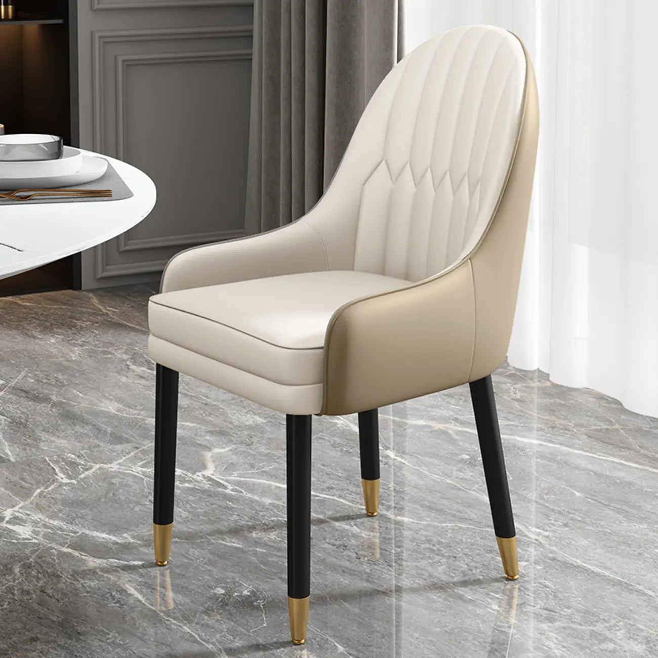 Chaise de salle à manger en similicuir, color block, accoudoirs inclinés et pieds en métal