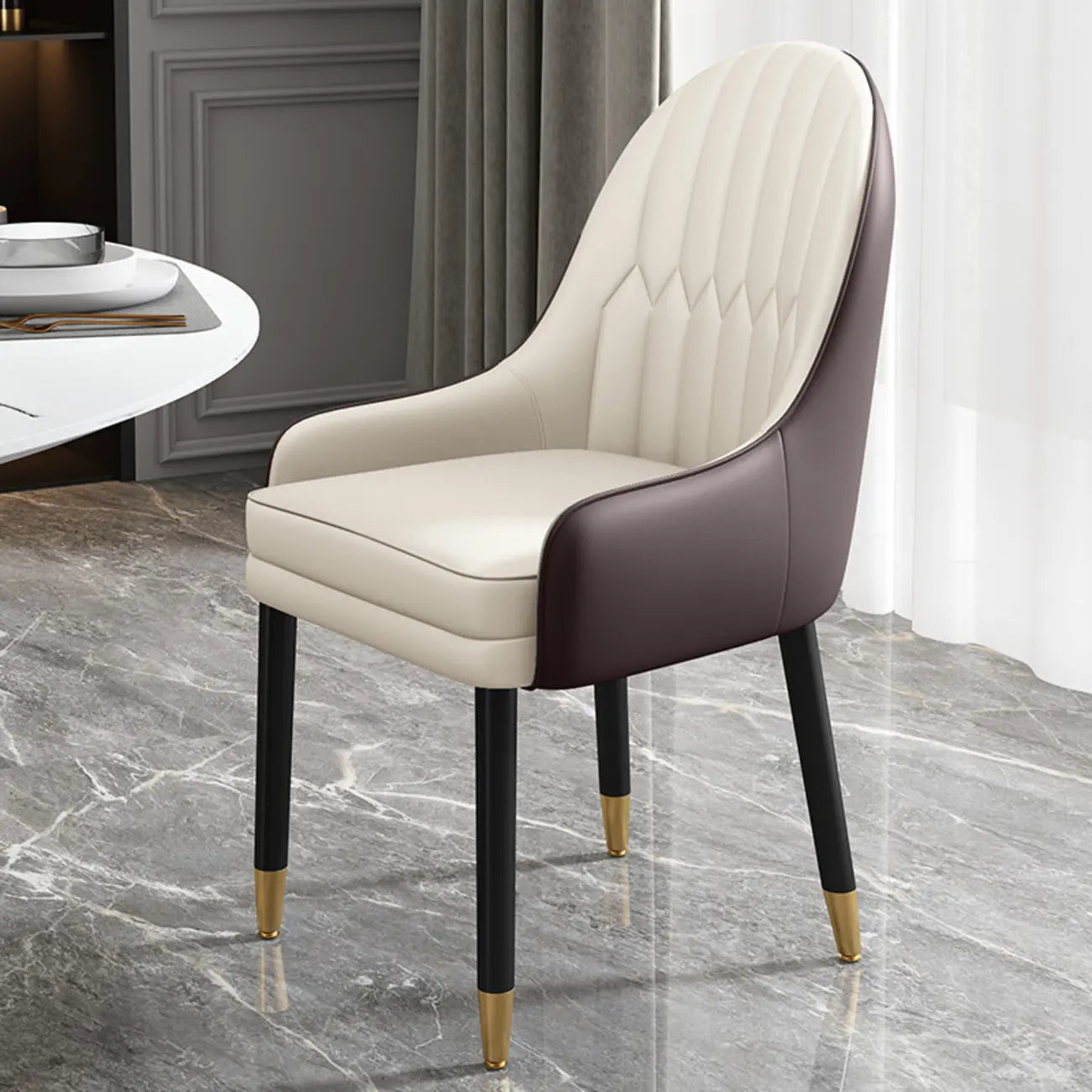 Chaise de salle à manger en similicuir, color block, accoudoirs inclinés et pieds en métal