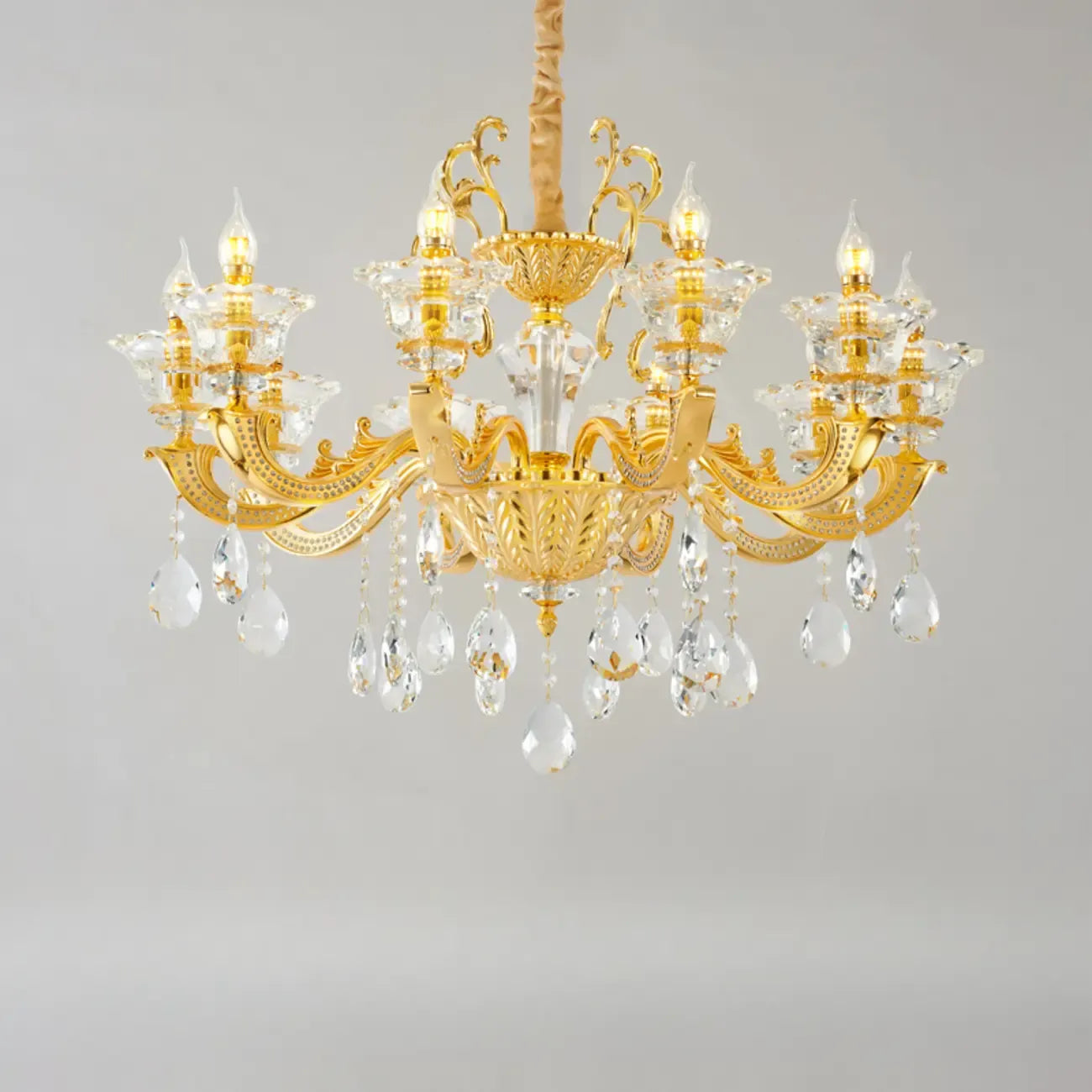 Lustre suspendu en cristal doré pour salon avec éclairage indirect et candélabre