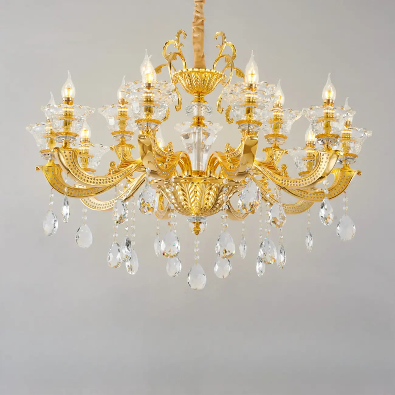 Lustre suspendu en cristal doré pour salon avec éclairage indirect et candélabre