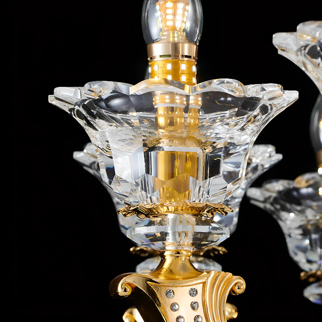 Lustre suspendu en cristal doré pour salon avec éclairage indirect et candélabre