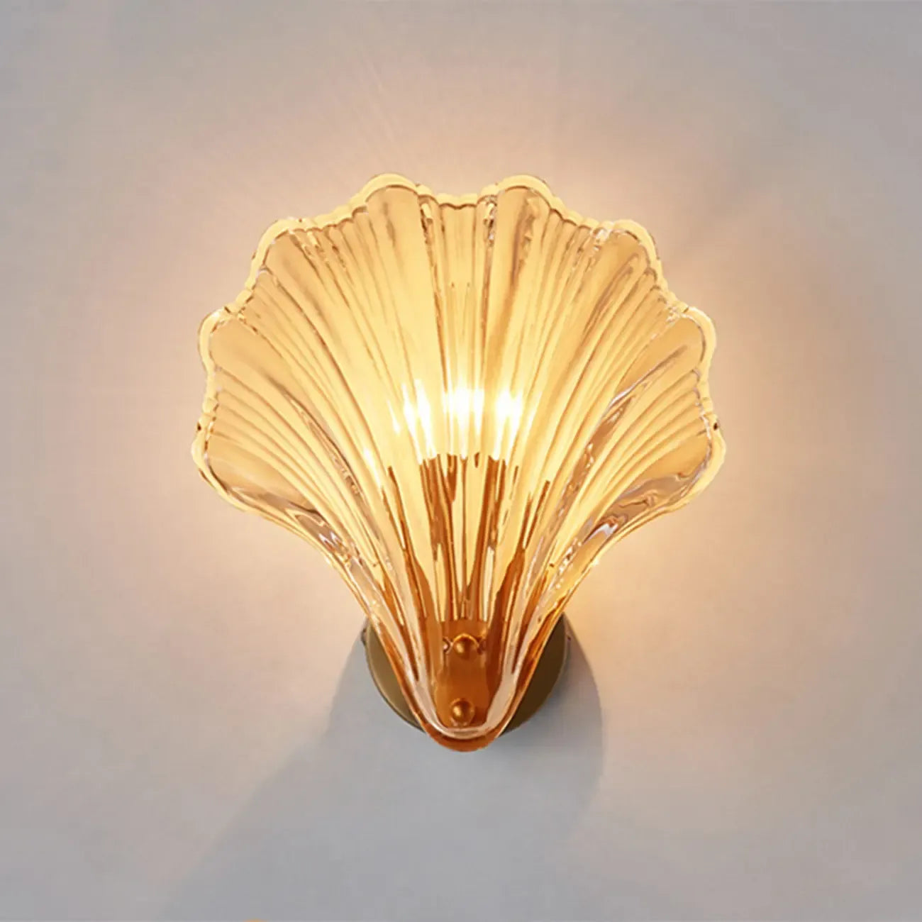 Applique murale moderne géométrique en métal avec abat-jour en verre en forme de coquillage