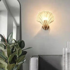 Applique murale moderne géométrique en métal avec abat-jour en verre en forme de coquillage