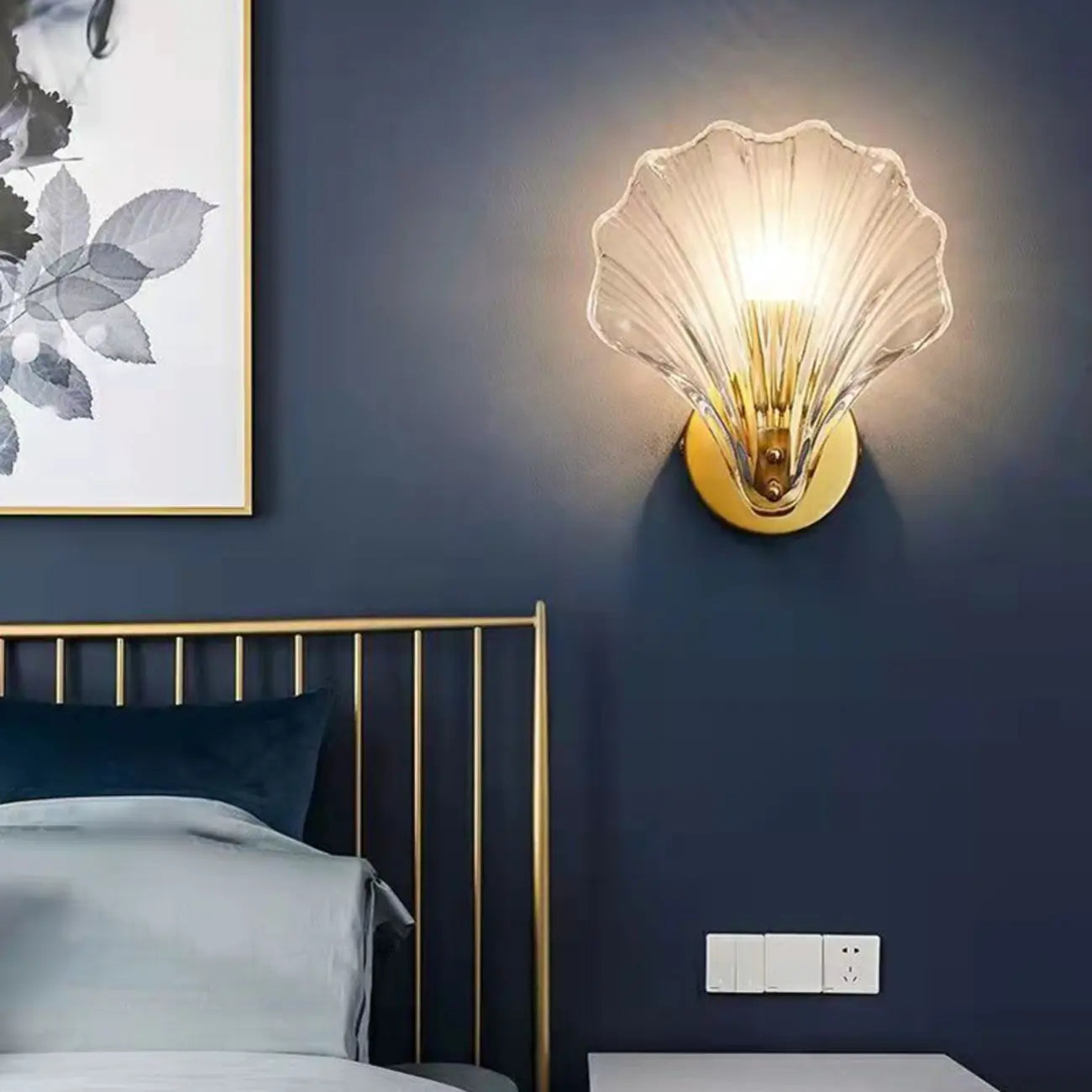 Applique murale moderne géométrique en métal avec abat-jour en verre en forme de coquillage