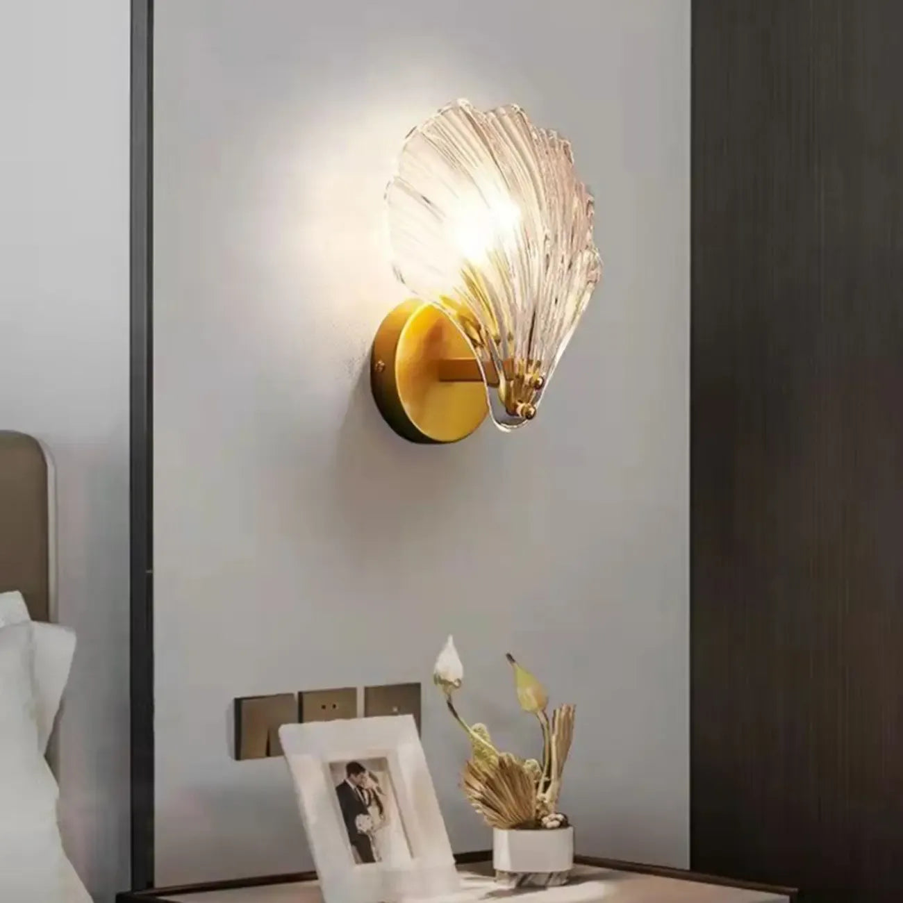 Applique murale moderne géométrique en métal avec abat-jour en verre en forme de coquillage