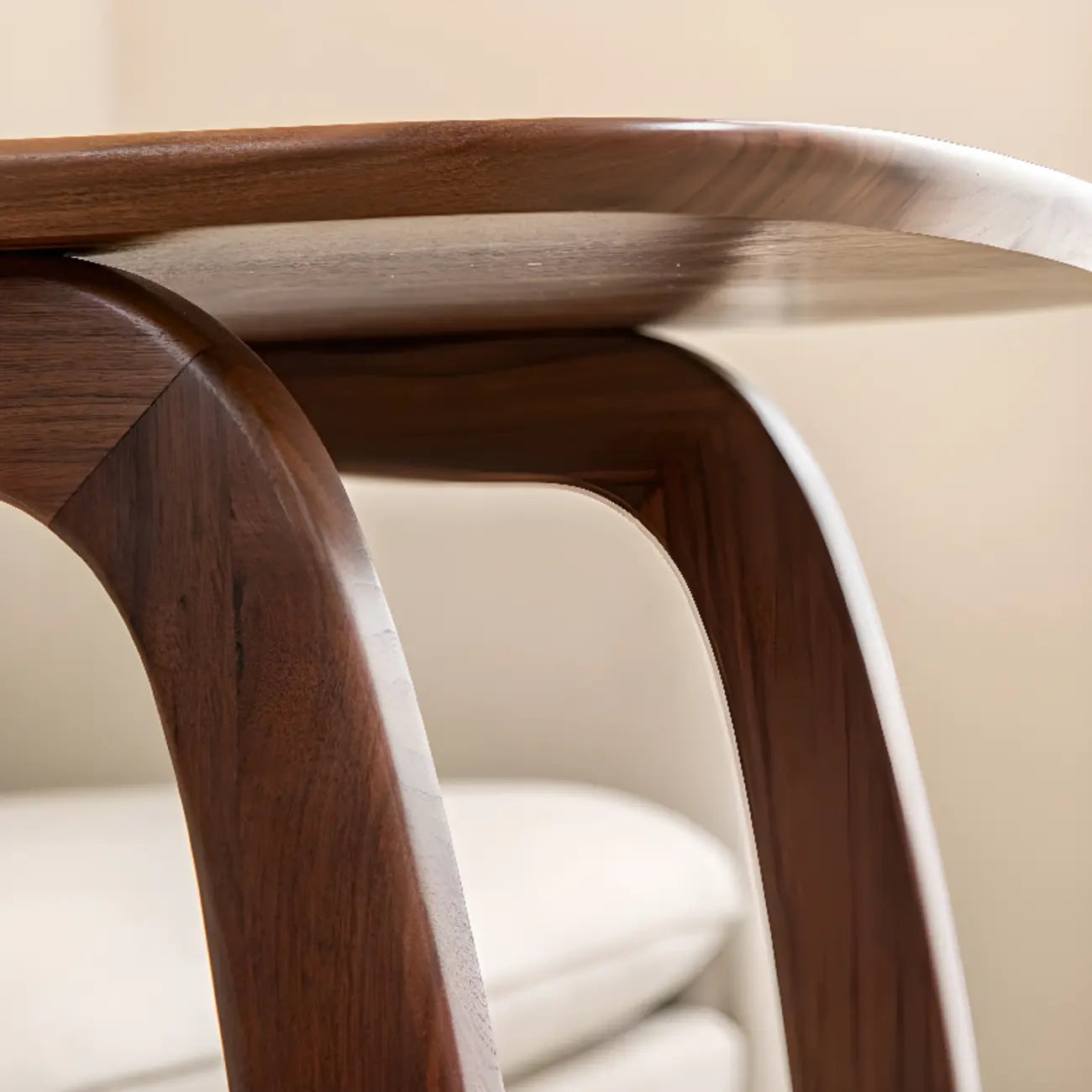 Table d'appoint élégante en bois massif en forme de C pour le salon