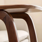 Table d'appoint élégante en bois massif en forme de C pour le salon