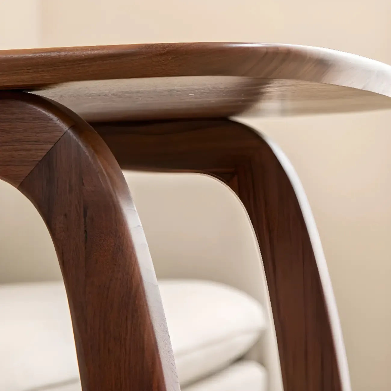 Table d'appoint élégante en bois massif en forme de C pour le salon