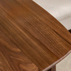 Table d'appoint élégante en bois massif en forme de C pour le salon