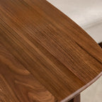 Table d'appoint élégante en bois massif en forme de C pour le salon