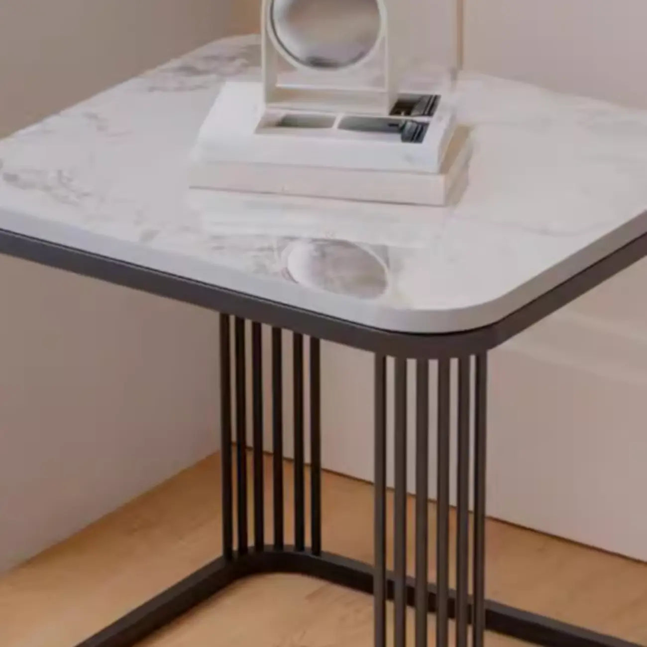 Table d'appoint carrée glamour en métal et marbre pour salon