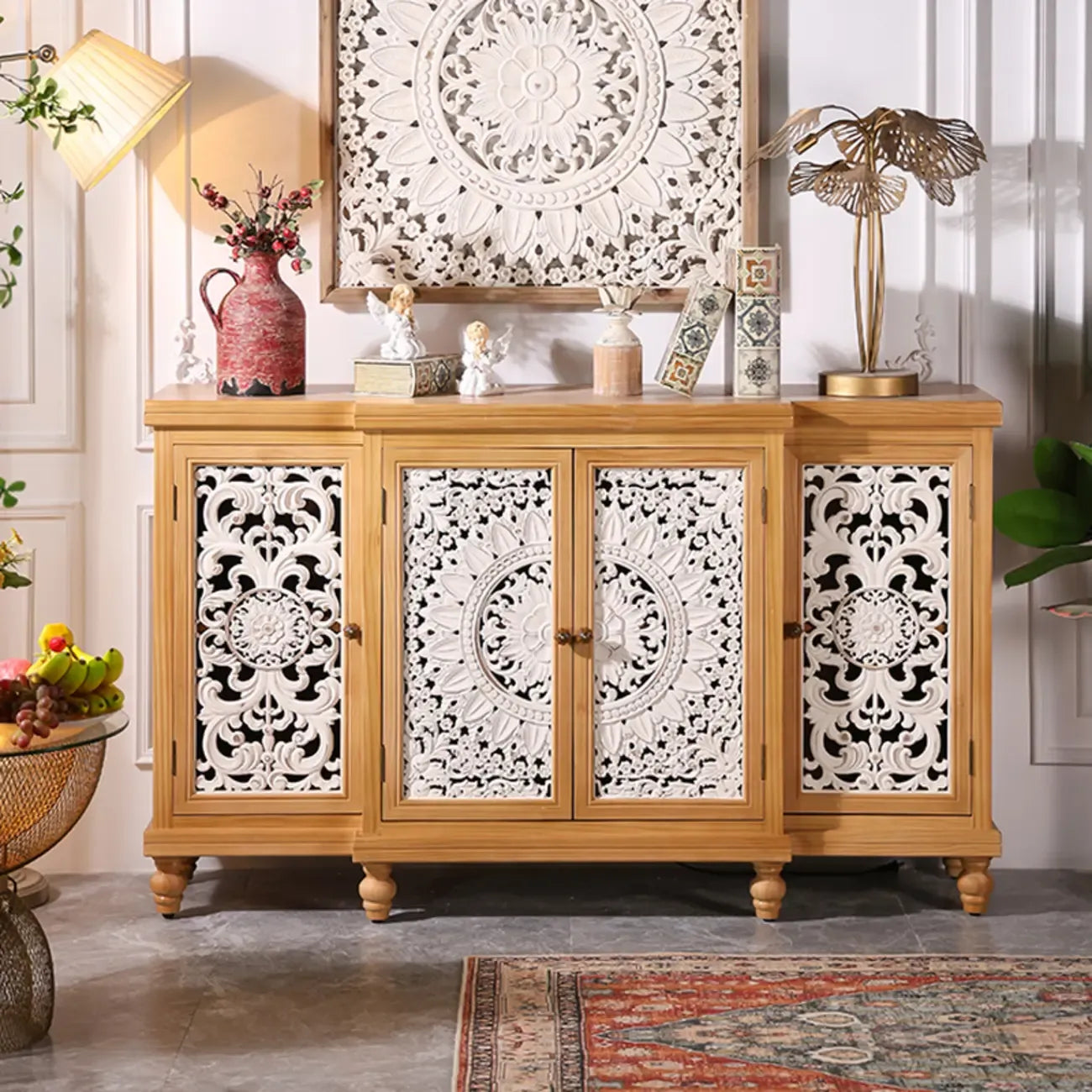 Meuble de style campagnard français pour salon avec portes sculptées