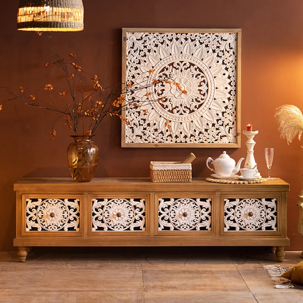 Meuble de style campagnard français pour salon avec portes sculptées