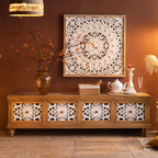 Meuble de style campagnard français pour salon avec portes sculptées