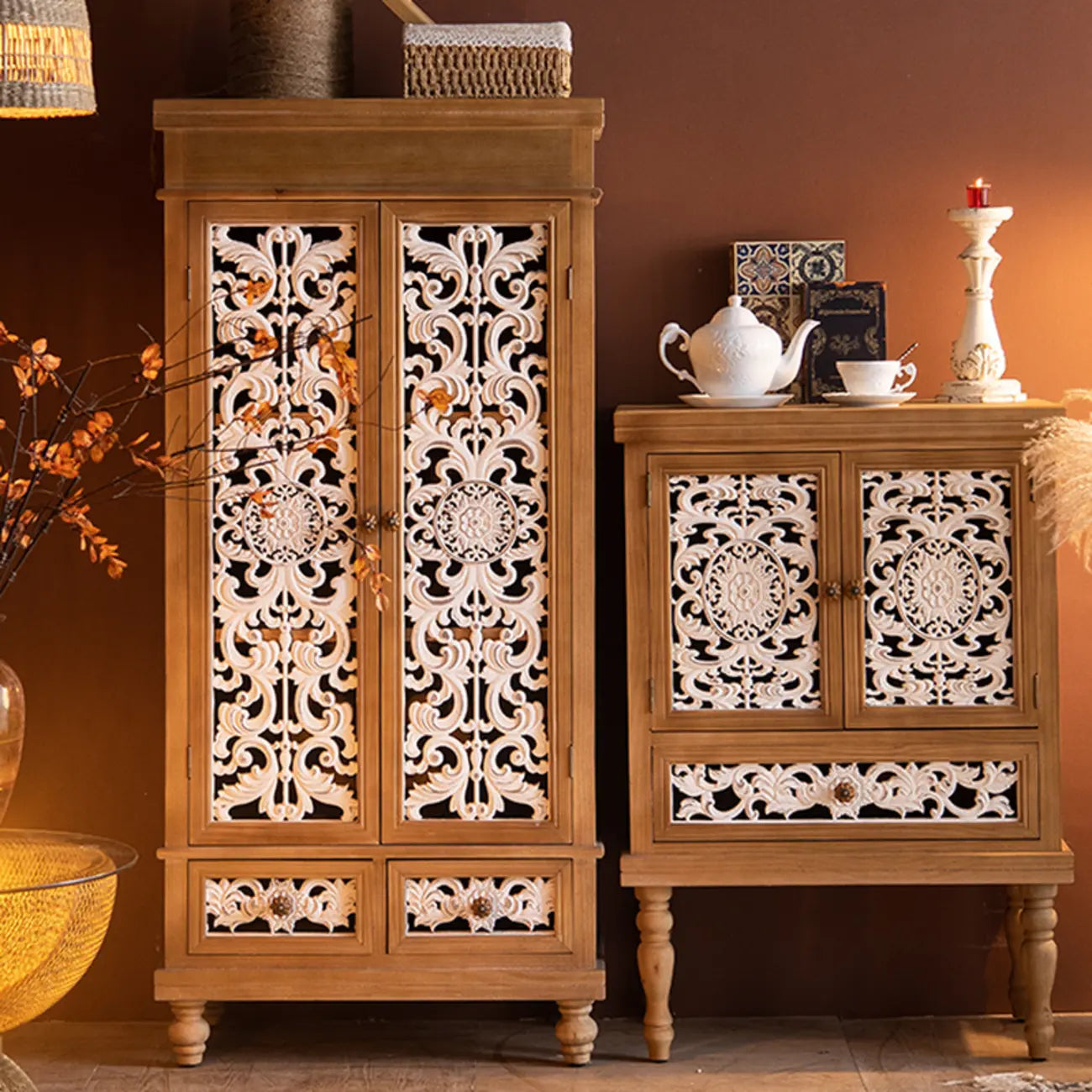 Meuble de style campagnard français pour salon avec portes sculptées