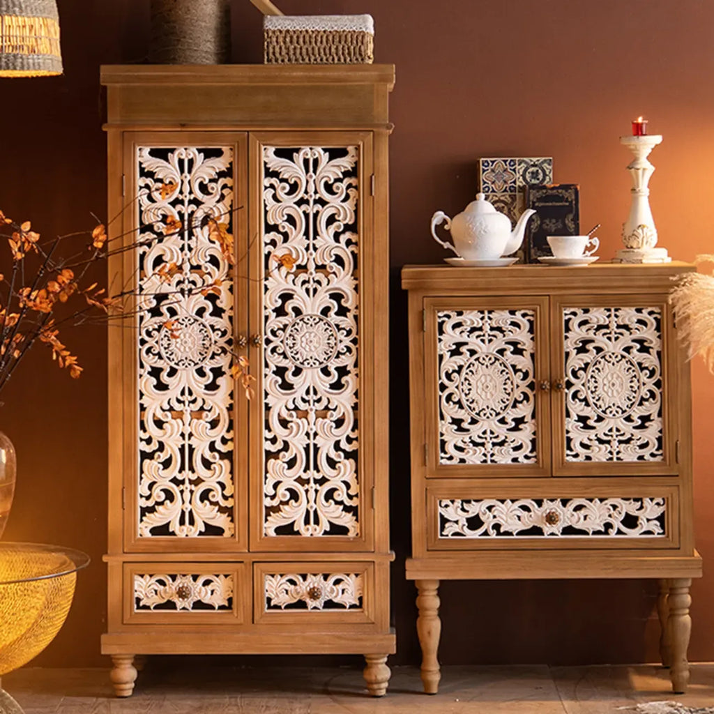 Meuble de style campagnard français pour salon avec portes sculptées