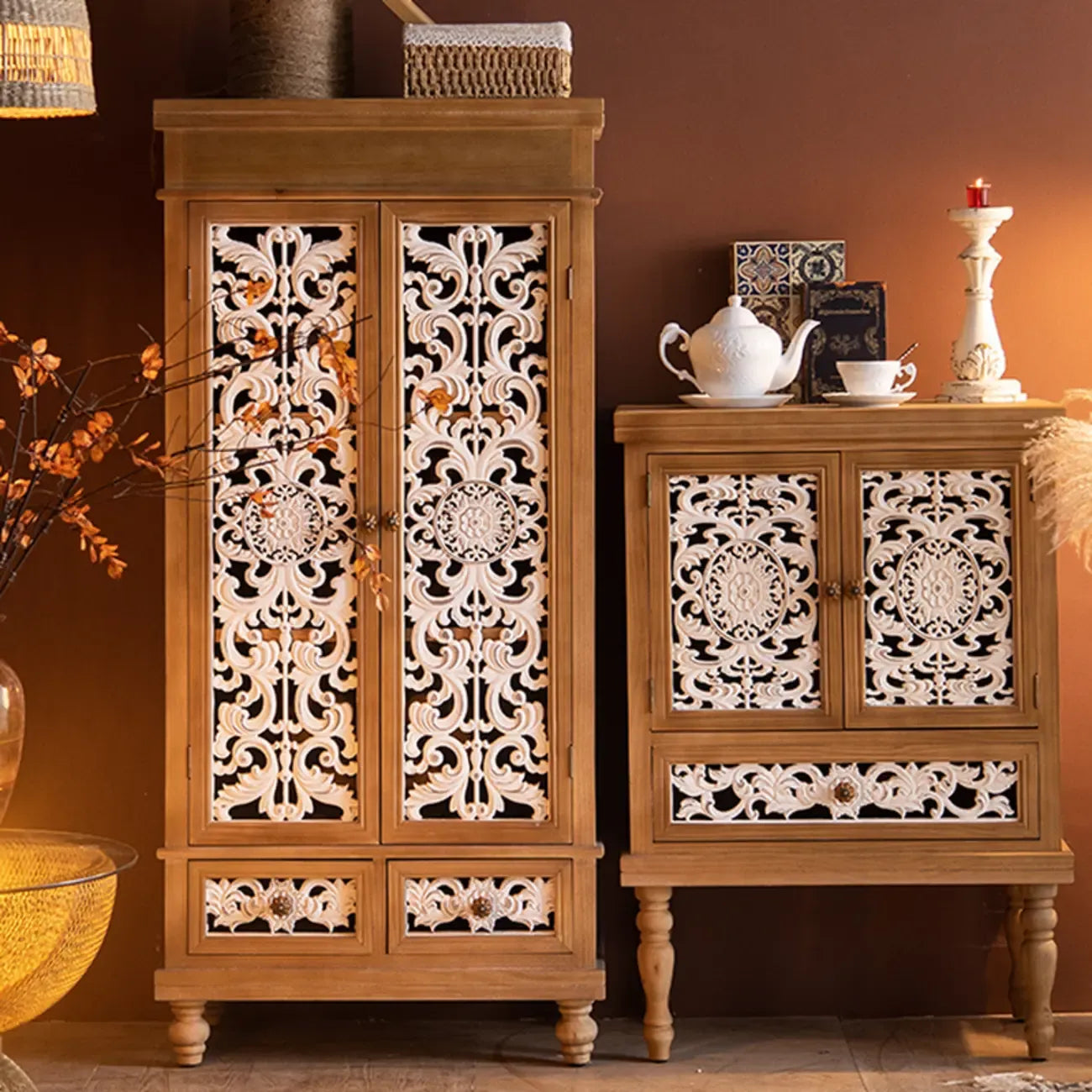 Meuble de style campagnard français pour salon avec portes sculptées