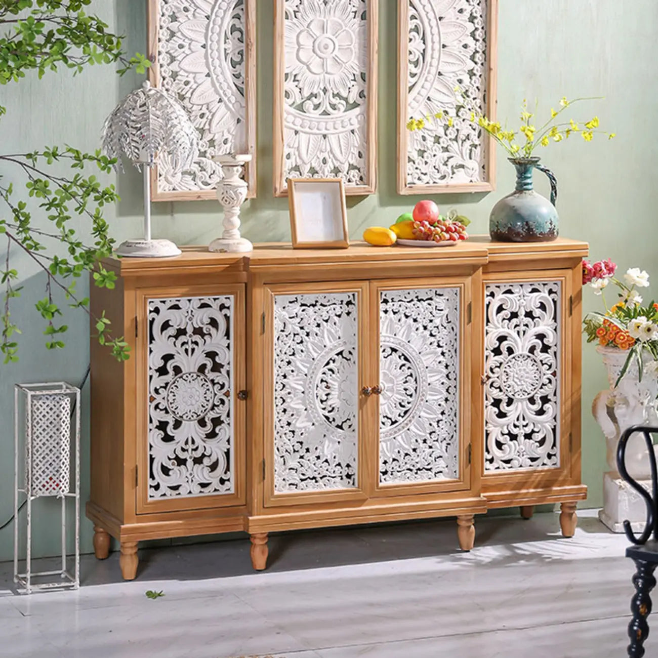 Meuble de style campagnard français pour salon avec portes sculptées