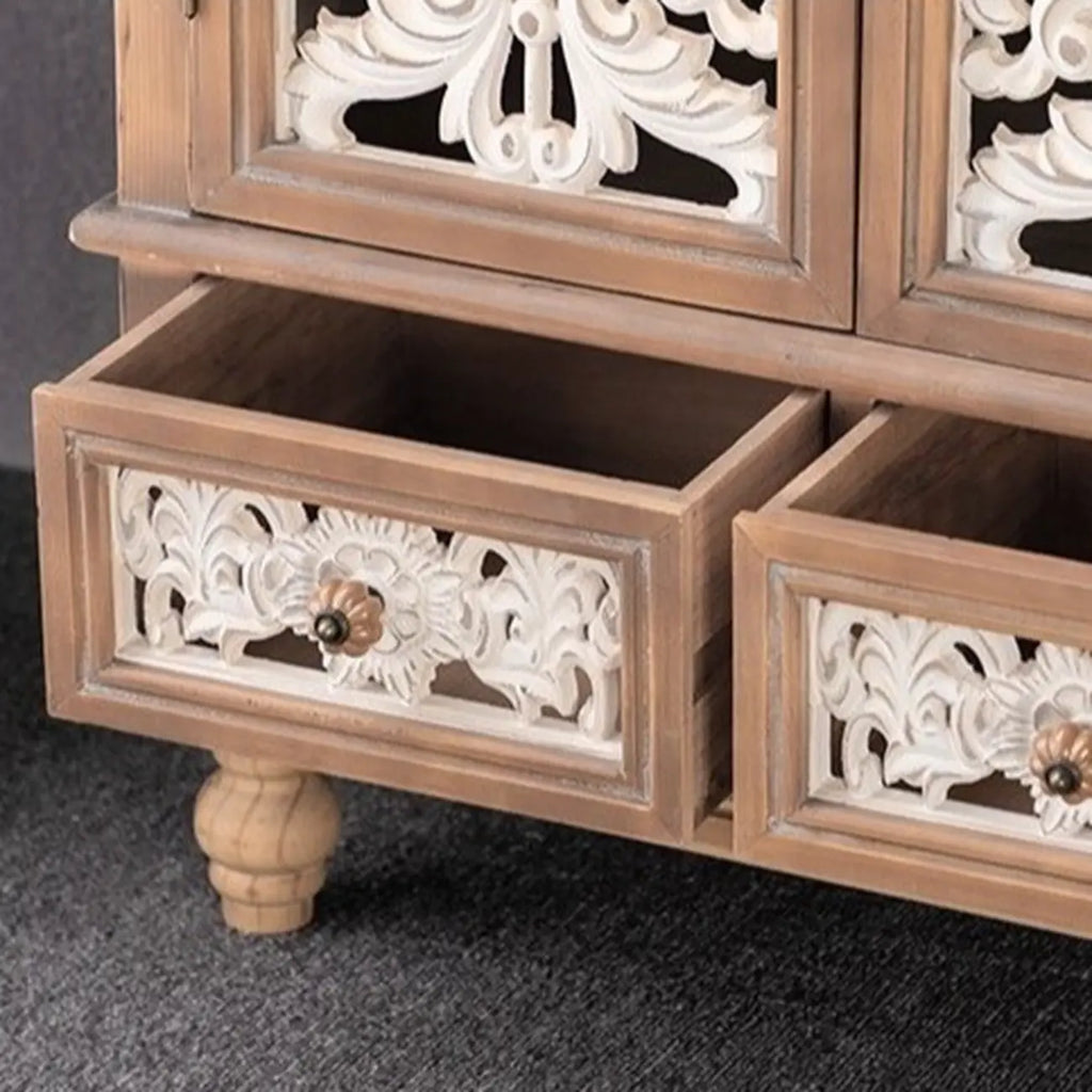 Meuble de style campagnard français pour salon avec portes sculptées