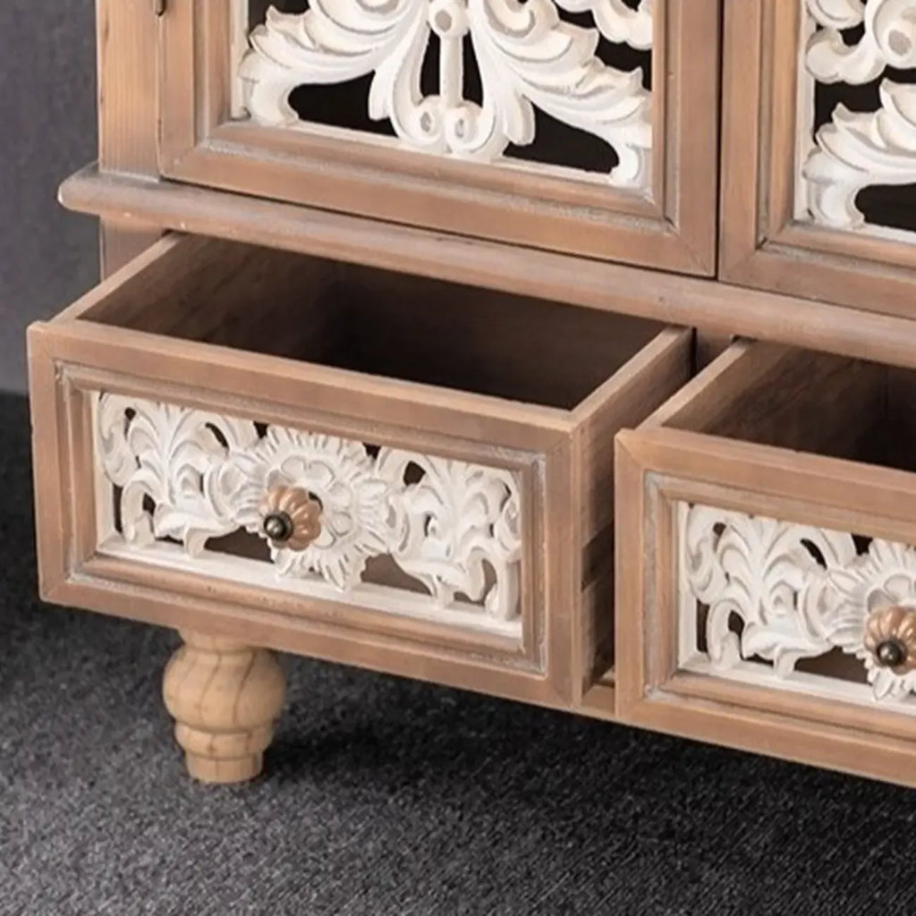 Meuble de style campagnard français pour salon avec portes sculptées