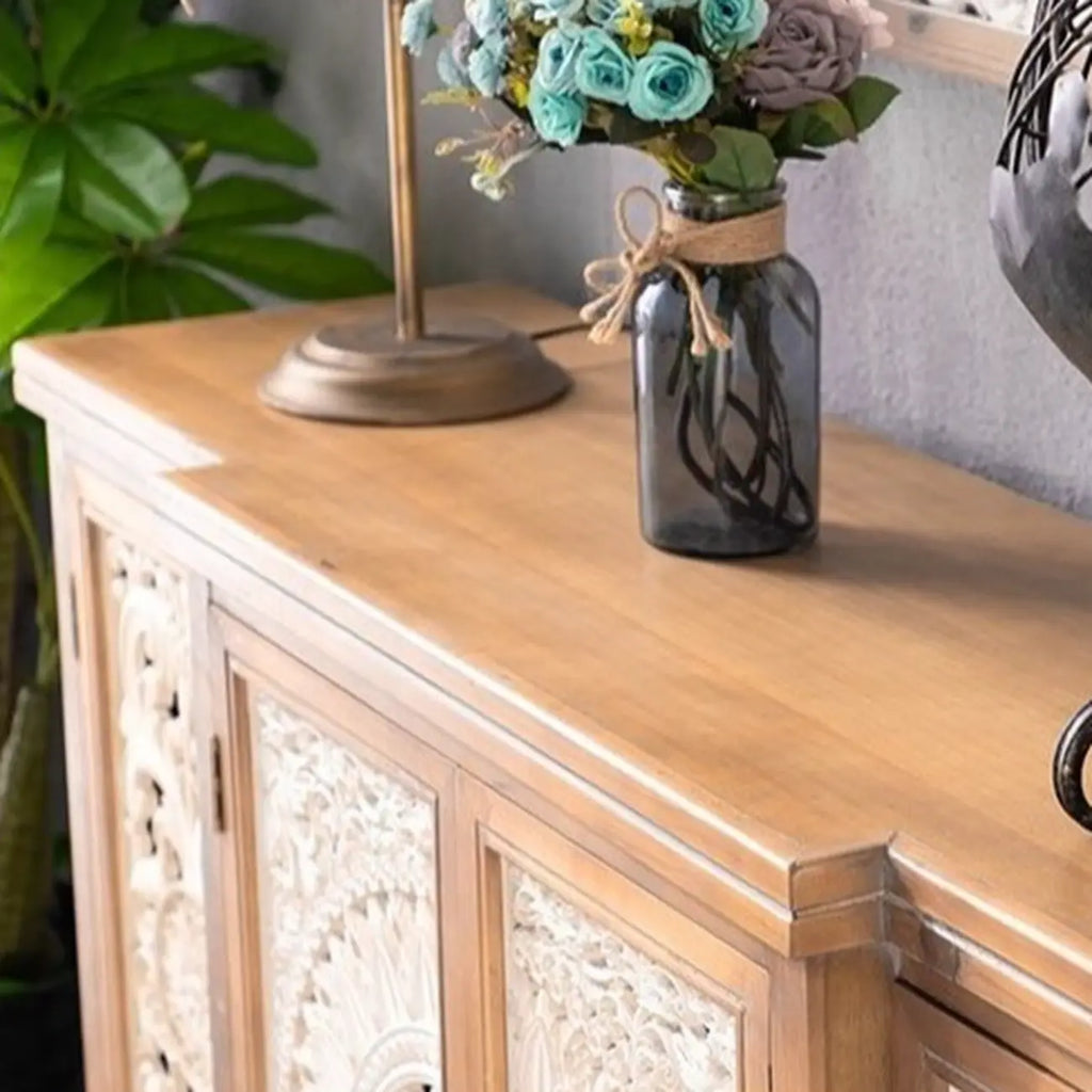 Meuble de style campagnard français pour salon avec portes sculptées