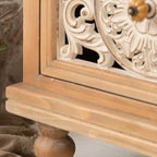 Meuble de style campagnard français pour salon avec portes sculptées