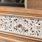 Meuble de style campagnard français pour salon avec portes sculptées