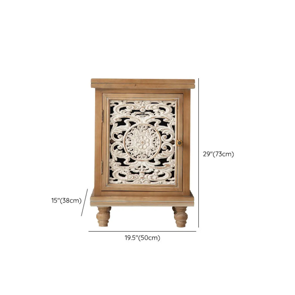 Meuble de style campagnard français pour salon avec portes sculptées