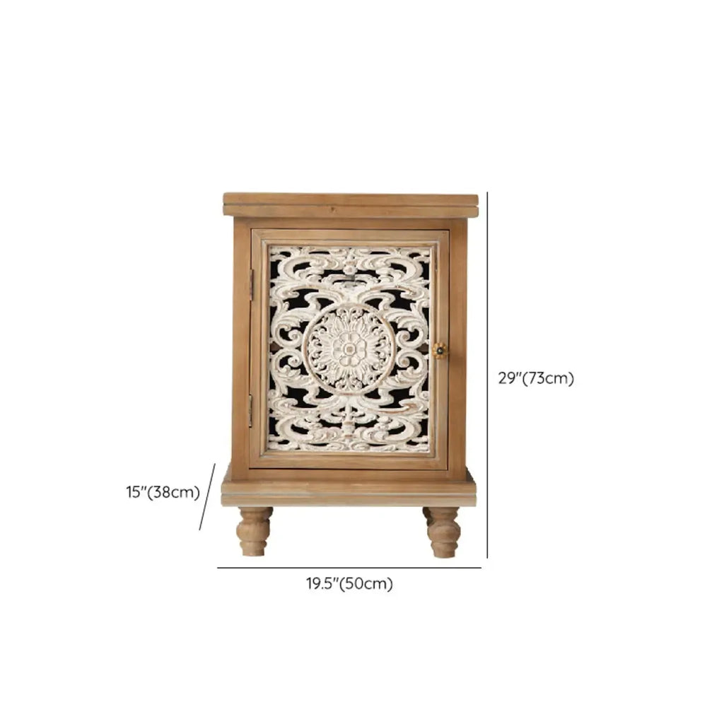 Meuble de style campagnard français pour salon avec portes sculptées