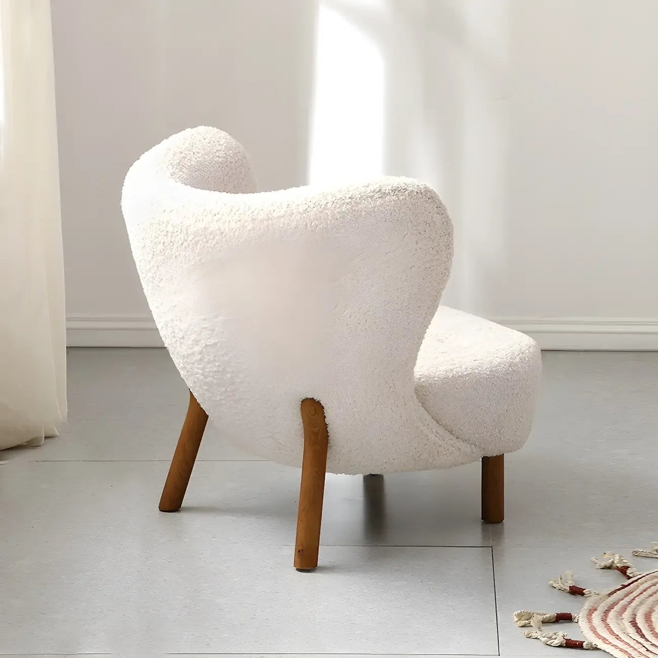 Fauteuil d'appoint en flanelle blanc cassé, style moderne du milieu du siècle