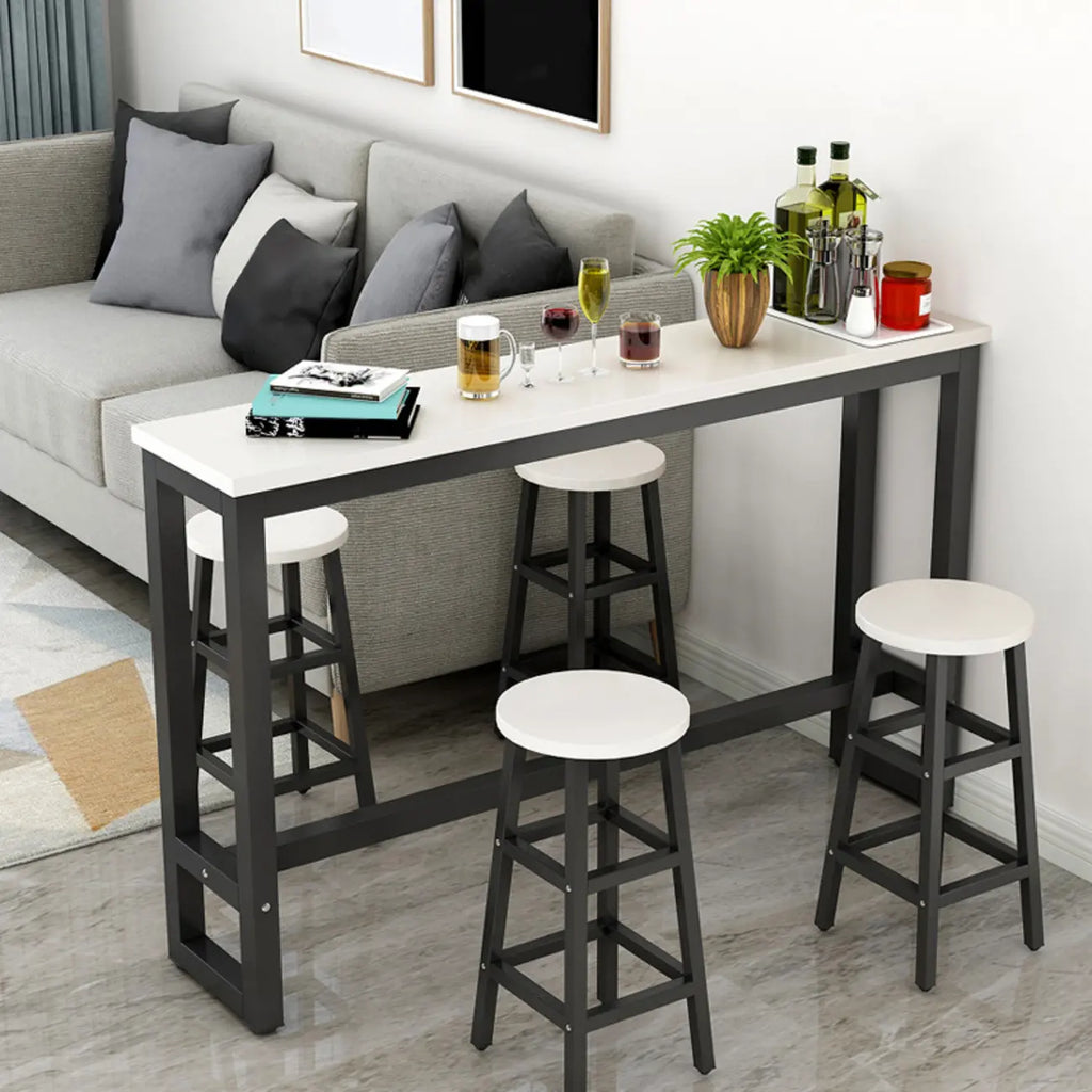 Table de bar étroite et élégante blanche avec repose-pieds en métal pour une décoration intérieure moderne