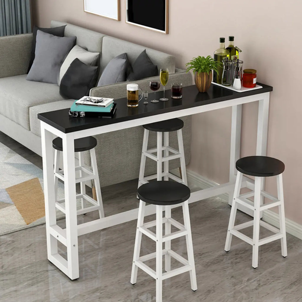 Table de bar étroite et élégante blanche avec repose-pieds en métal pour une décoration intérieure moderne