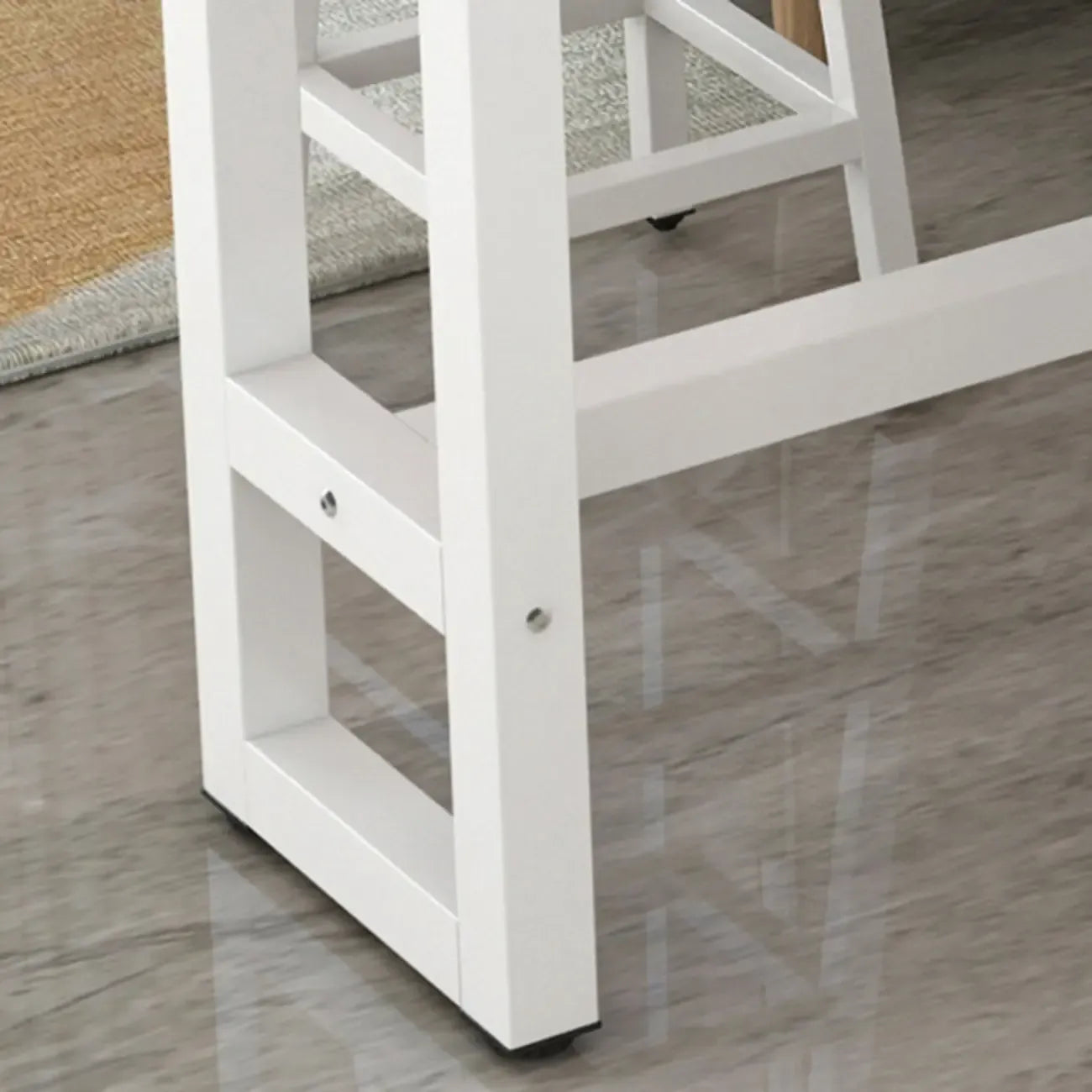 Table de bar étroite et élégante blanche avec repose-pieds en métal pour une décoration intérieure moderne